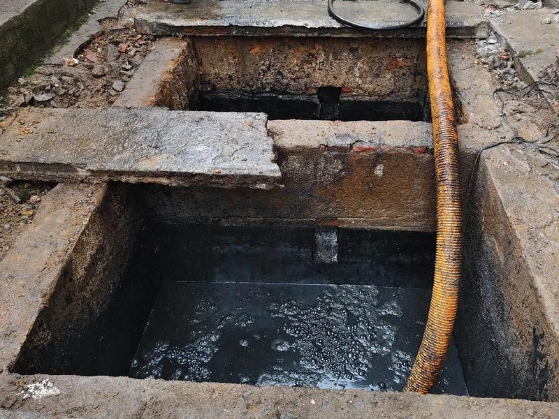 龙蟠里清理化粪池